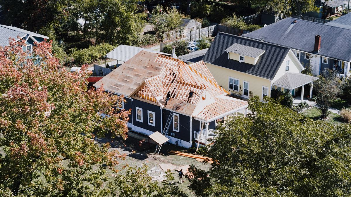 A roof structure with exposed rafters during house construction